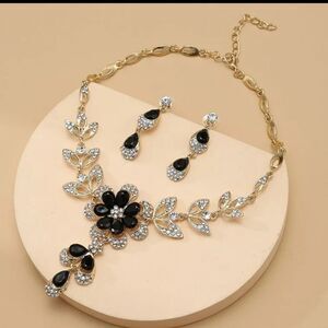 NWOT Gold Floral Necklace and Earring Set